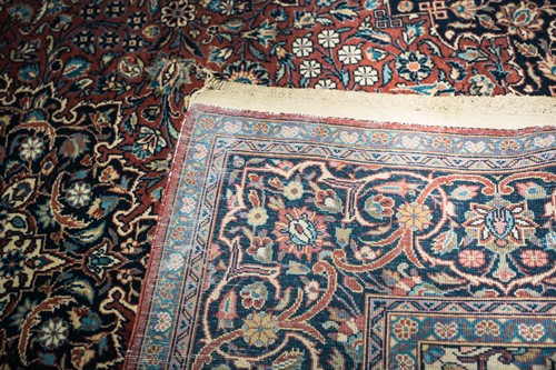 Lot 281 - A 20th century Kashan rug with medallion and...