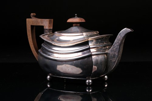 Lot 492 - A George V silver teapot, Chester 1933 by S....