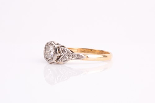 Lot 165 - A single stone diamond ring, the round...