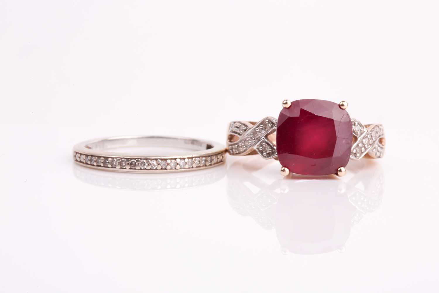 Lot 164 - A single stone ruby ring, the cushion-cut ruby,...