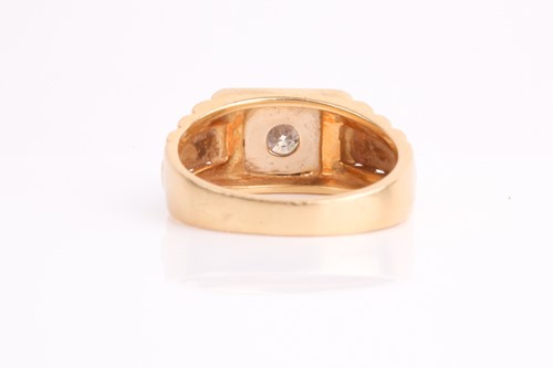 Lot 136 - A gentleman's single stone diamond ring, the...