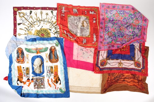 Lot 507 - A Hermes Paris scarf, with key decoration, 86...