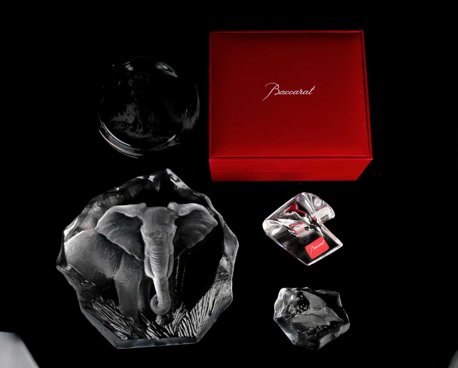 Lot 412 - A boxed Baccarat crystal glass paperweight,...