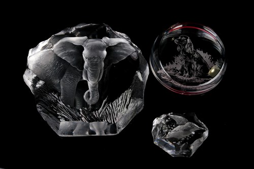 Lot 412 - A boxed Baccarat crystal glass paperweight,...