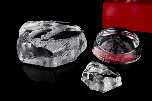 Lot 412 - A boxed Baccarat crystal glass paperweight,...