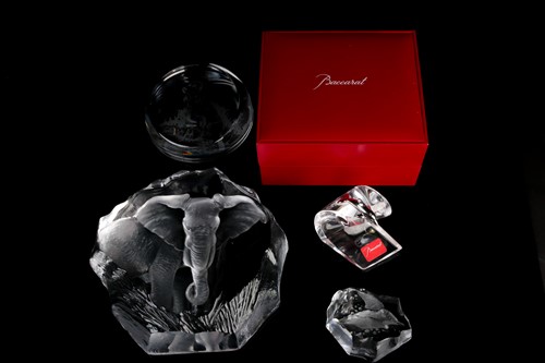 Lot 412 - A boxed Baccarat crystal glass paperweight,...