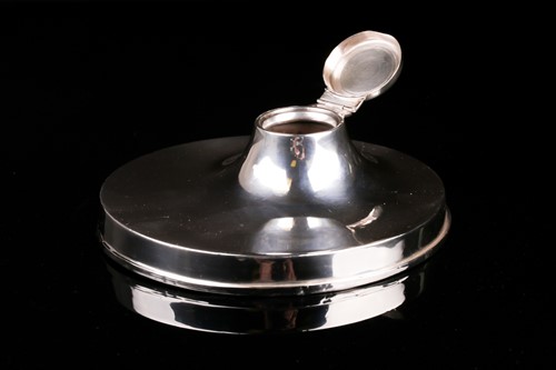 Lot 567 - A silver inkwell, Birmingham 1915 probably by...
