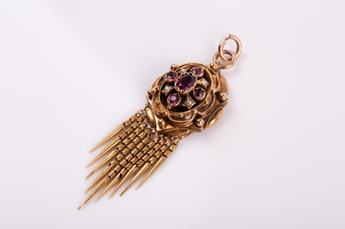 Lot 126 - A Victorian yellow gold and garnet pendant,...