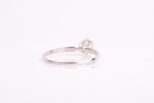 Lot 287 - A round brilliant-cut solitaire diamond ring,...
