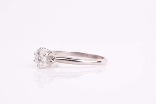 Lot 298 - A solitaire diamond ring, set with a round...