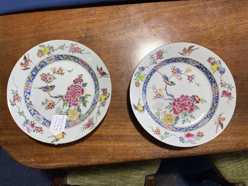 Lot 25 - A pair of Chinese Qing dynasty Famille rose...