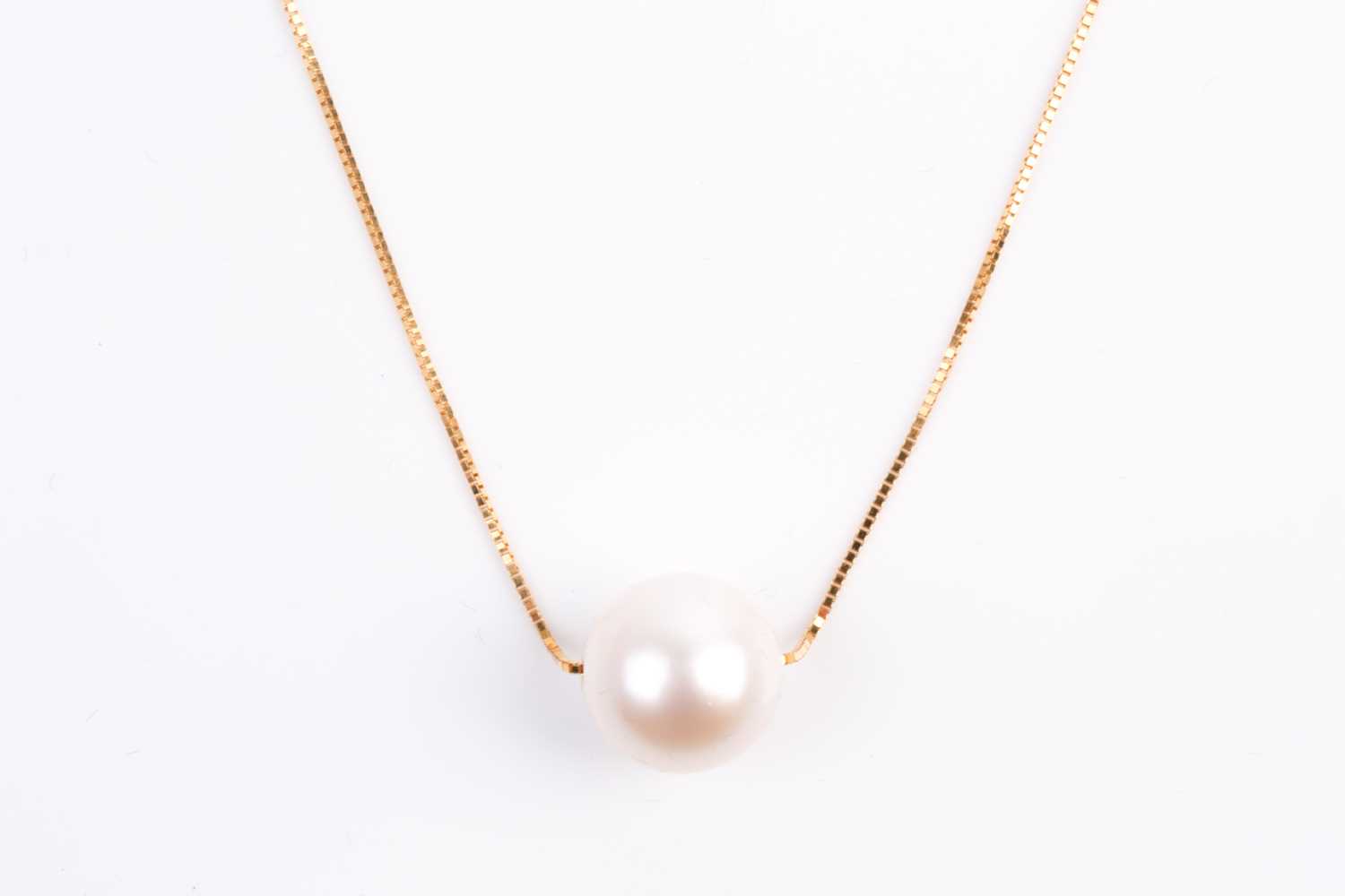 Lot 147 - An 18ct yellow gold and freshwater pearl...