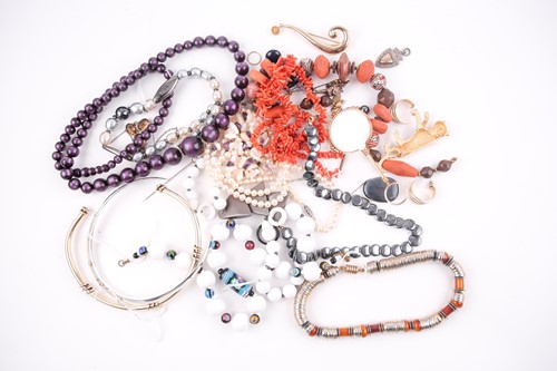 Lot 145 - A group of costume jewellery items, including...