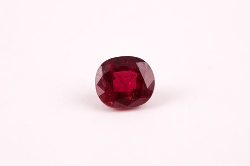 Lot 308 - An unmounted cushion cut ruby, the red faceted...