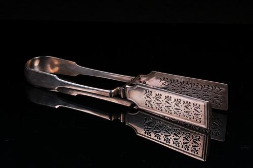 Lot 536 - A George IV pair of silver asparagus tongs,...
