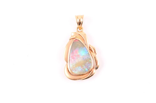 Lot 146 - An 18ct yellow gold and boulder opal pendant,...