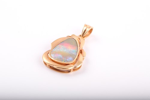 Lot 146 - An 18ct yellow gold and boulder opal pendant,...