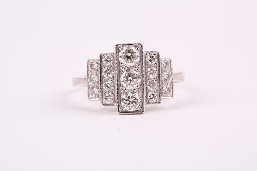 Lot 425 - A platinum and diamond ring, the graduated...