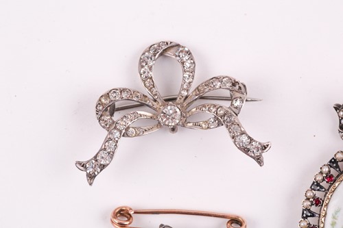 Lot 114 - A late 19th century bar brooch, the floral...