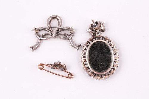 Lot 114 - A late 19th century bar brooch, the floral...