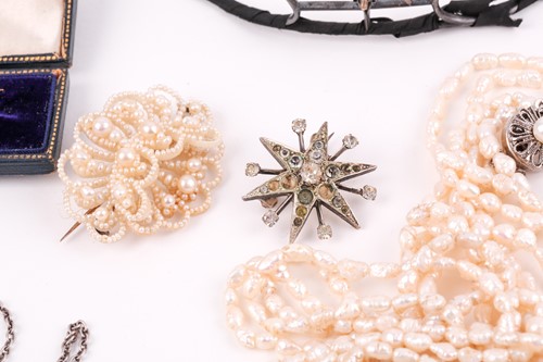 Lot 139 - A group of jewellery items to include a diadem...