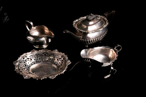 Lot 577 - A William IV silver creamer, London 1834 by...