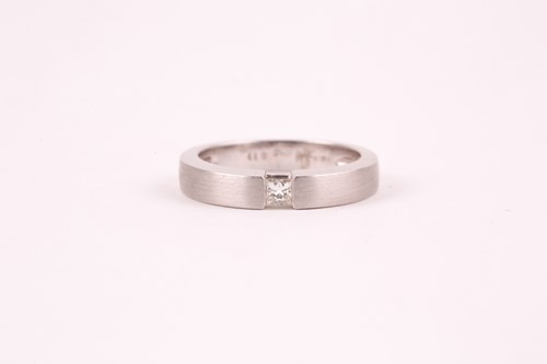 Lot 26 - An 18ct white gold and diamond ring, the matte-...