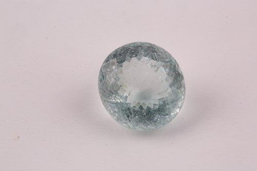 Lot 269 - A loose faceted aquamarine of approximately 30....