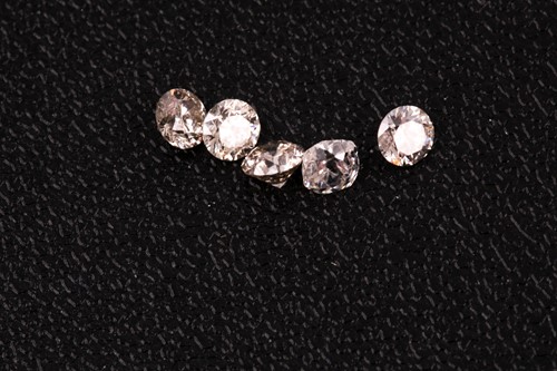 Lot 194 - A group of five round brilliant-cut diamonds,...