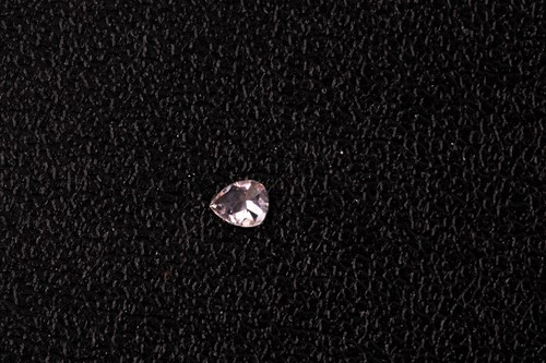 Lot 11 - A loose mixed pear-cut diamond, approximately...