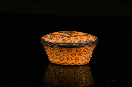 Lot 434 - A Sevres style oval porcelain pillbox and...