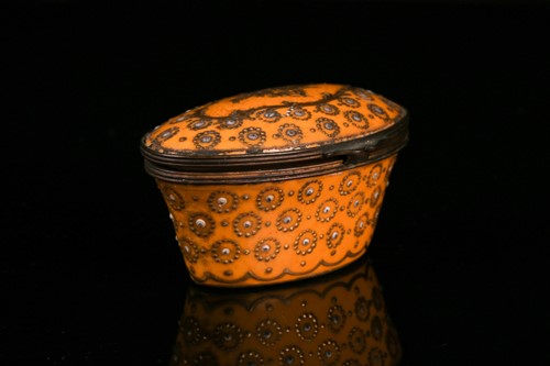 Lot 434 - A Sevres style oval porcelain pillbox and...