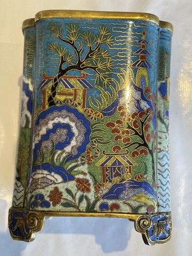 Lot 132 - A pair of Chinese cloisonne, Republic period,...
