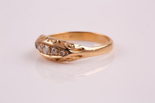 Lot 34 - An Edwardian style five stone diamond ring,...