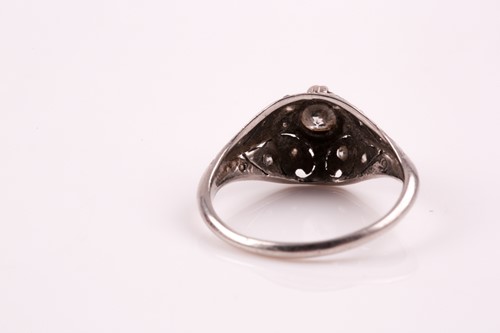 Lot 379 - An Art Deco diamond ring; the old brilliant...