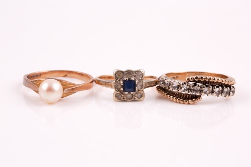 Lot 233 - A single stone cultured pearl ring in 9ct gold...