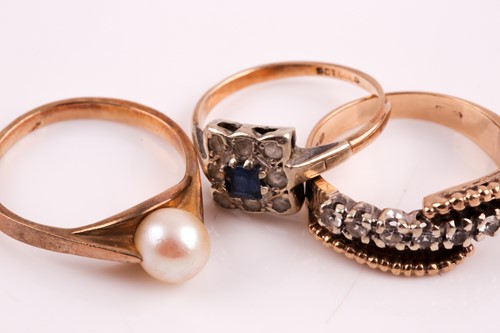 Lot 233 - A single stone cultured pearl ring in 9ct gold...
