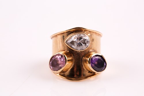 Lot 47 - A three stone dress ring; the open wide yellow...