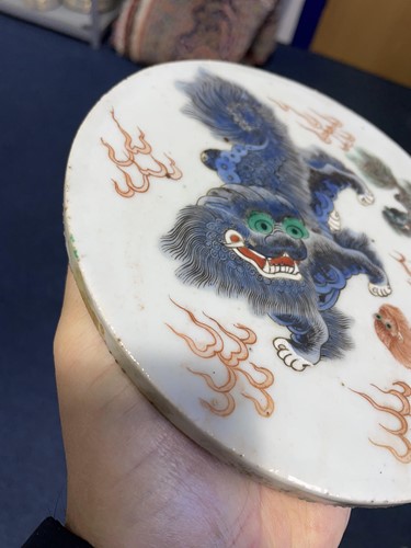 Lot 165 - A Chinese porcelain circular plaque, Qing,...