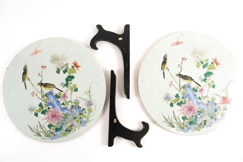 Lot 175 - A pair of Chinese porcelain circular plaques,...