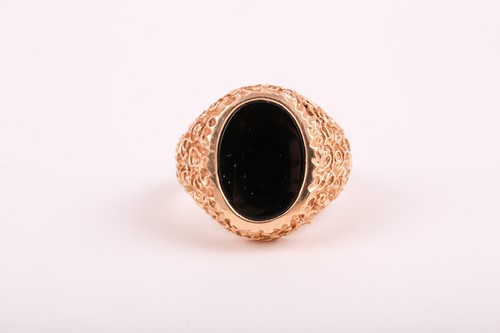 Lot 211 - A gentleman's 14ct yellow gold and onyx ring,...