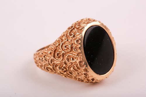 Lot 211 - A gentleman's 14ct yellow gold and onyx ring,...