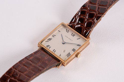 Lot 389 - A 9ct gold cased gentleman's wristwatch by...