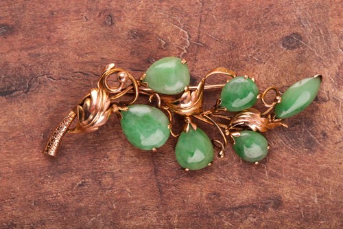 Lot 55 - A 14ct yellow gold and jadeite brooch, of...