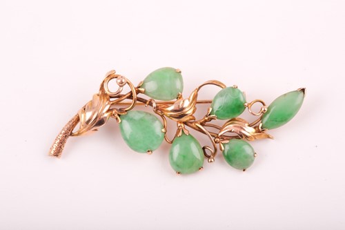 Lot 55 - A 14ct yellow gold and jadeite brooch, of...