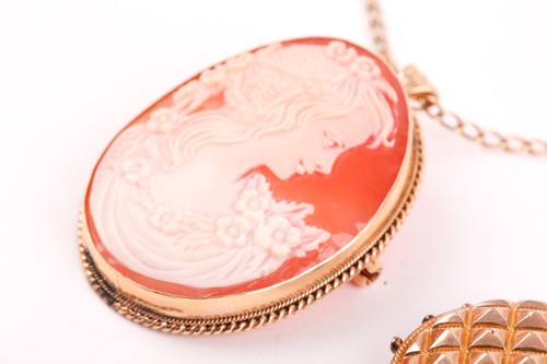 Lot 119 - A 9ct yellow gold mounted cameo pendant /...