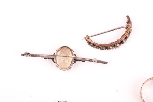 Lot 157 - A small group of jewellery items, to include a...