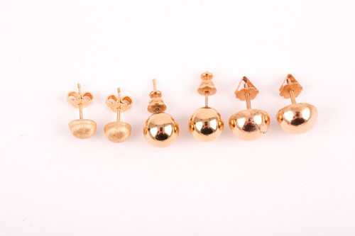 Lot 98 - A pair of 18ct yellow gold ear studs, of...