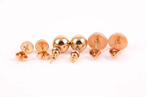 Lot 98 - A pair of 18ct yellow gold ear studs, of...