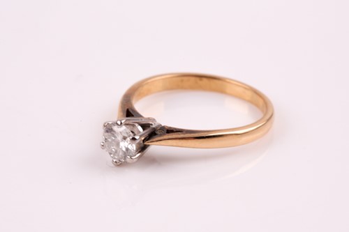 Lot 114 - A single stone diamond ring, the round...